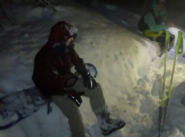 По опівночі на Закарпатті знайшли чотирьох сноубордистів зі Львова, які заблукали в горах
