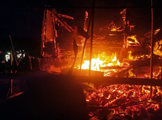 Масштабна пожежа спалахнула у закарпатському селі