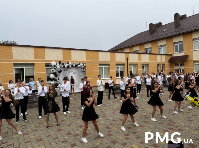 У Мукачівському ліцеї № 5 пролунав перший дзвоник: як пройшло свято У Мукачівському ліцеї № 5 пролунав перший дзвоник: як пройшло свято