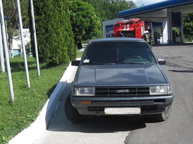 В Ужгороді працівник автозаправки виявив "підозрілий" автомобіль