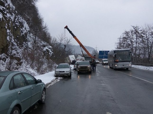 На Мукачівщині нарешті витягли з кювету вантажівку, яка потрапила в ДТП