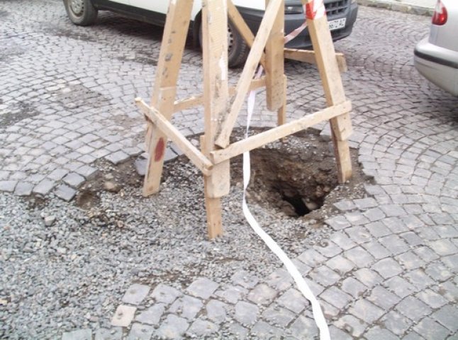 В Мукачеві на одному з перехресть стався провал дорожнього покриття (ФОТО)