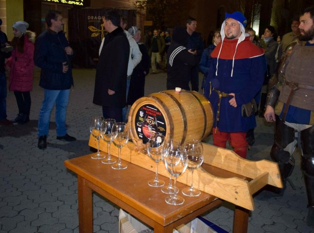 Молоде вино, лицарські бої та вогняне шоу: в Ужгороді стартував фестиваль "Закарпатське божоле"