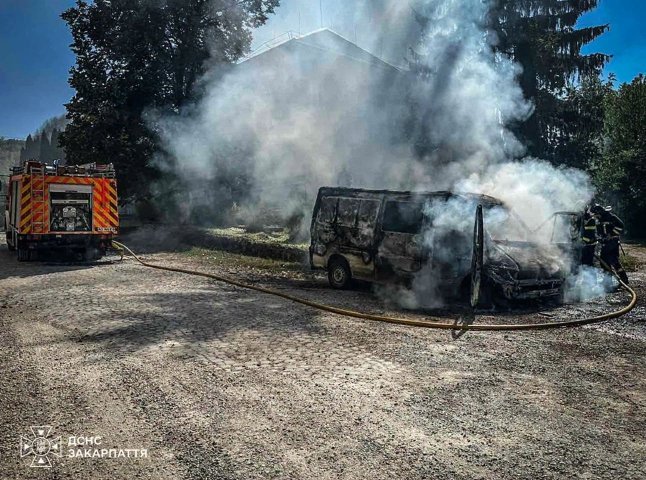 Вогнеборці гасили охоплений полум’ям бус на Хустщині