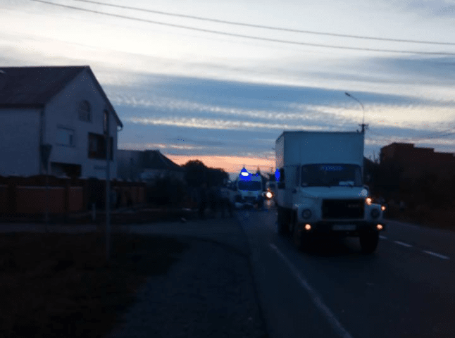 Смертельна ДТП на Мукачівщині: внаслідок зіткнення з вантажівкою загинув мотоцикліст