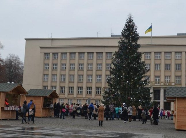 На площі Народній в Ужгороді проходить різдвяний ярмарок