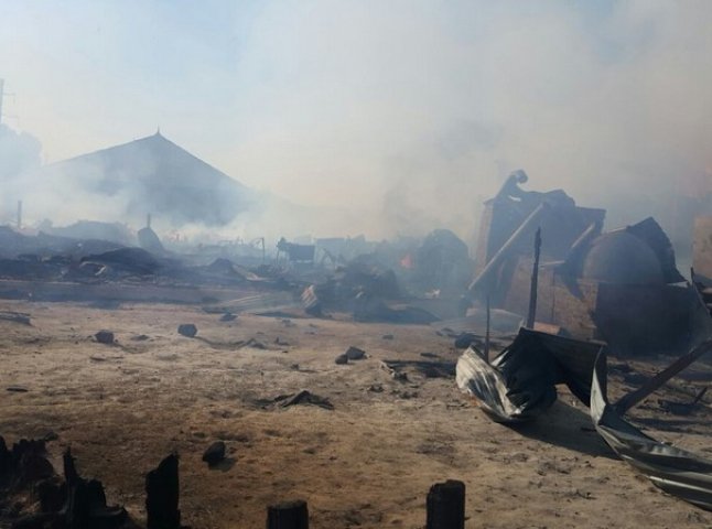 Рятувальникам вдалося ліквідувати пожежу на території бази відпочинку