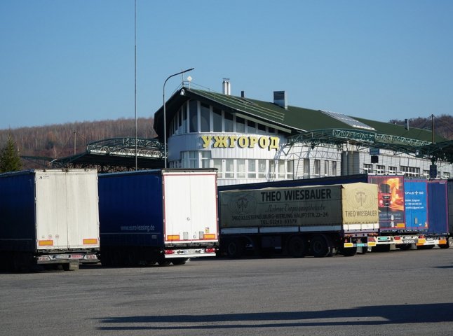 Впродовж двох днів: закарпатські митники звернулись до перевізників