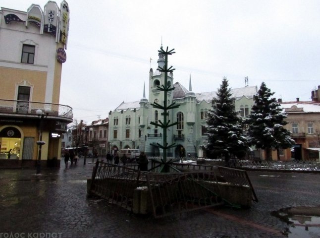 У Мукачеві почали встановлювати головну новорічну ялинку міста 