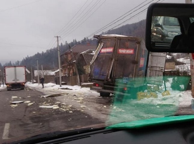 На Великоберезнянщині зітнулися вантажівки