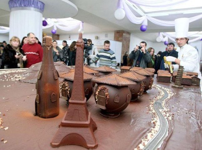 Для створення шоколадного міста Валентин Штефаньо використав більше 200 кг солодощів