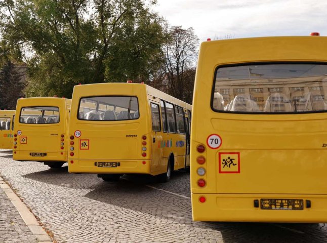 Освітянам області передали 10 нових шкільних автобусів