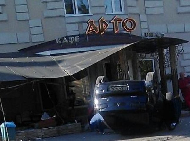 ДТП в Ужгороді: іномарка влетіла в готель і перевернулась