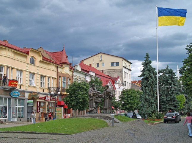 У Мукачеві людей просять вивісити на будинки прапори України У Мукачеві людей просять вивісити на будинки прапори України