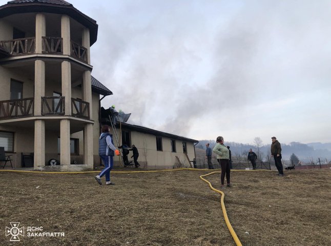 Рятувальники і місцеві жителі гасили пожежу, яка спалахнула у закарпатському селі