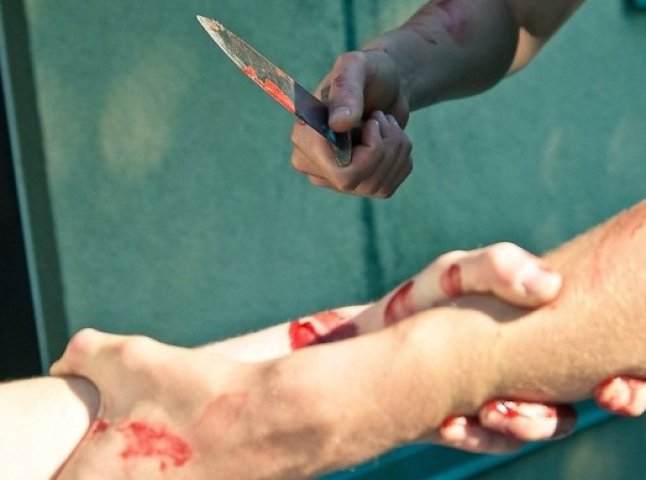 Через неприязні стосунки чоловік завдав своєму знайомому численні ножові поранення