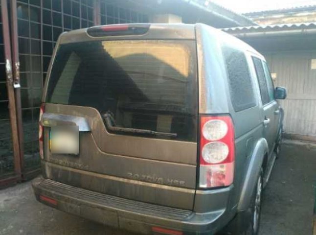 На кордоні з Угорщиною правоохоронці затримали викрадений в Італії джип "Land Rover"