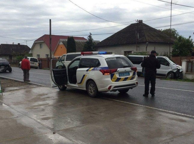 На Виноградівщині зіткнулись легковик і мікроавтобус