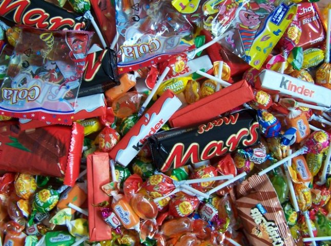 На Закарпатті правоохоронці затримали трьох осіб, які вкрали з магазину цукерки та жувальні гумки