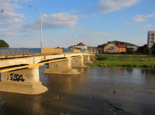 Чим займаються підлітки на мосту в Мукачеві: соцмережі облетіло фото, від якого холоне в серці
