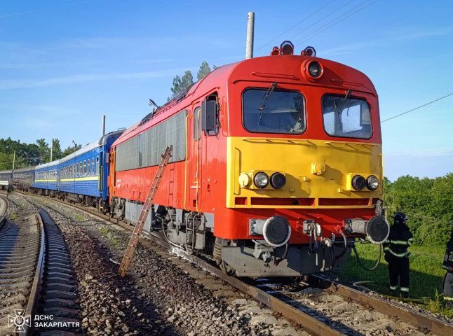 На Закарпатті загорівся локомотив пасажирського потяга