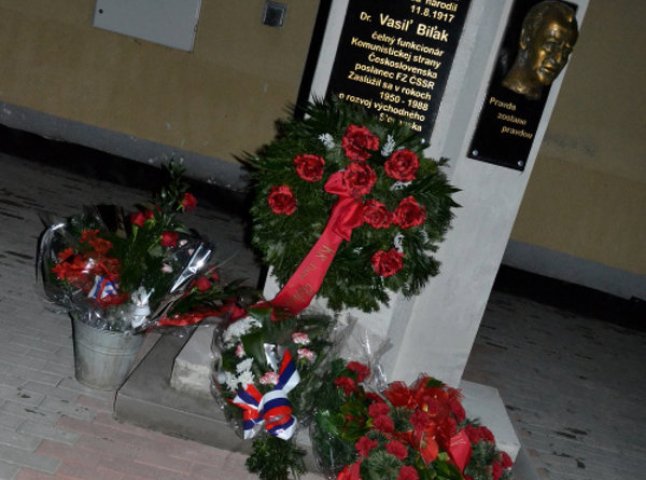 У Словаччині закарпатські комуністи встановили пам’ятник, який вже через день був знищений (ФОТО)