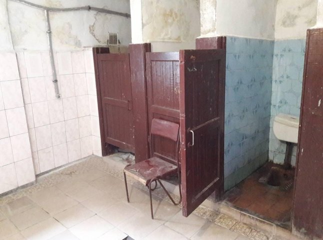 Повна антисанітарія: як виглядає громадський платний туалет у центрі Ужгорода