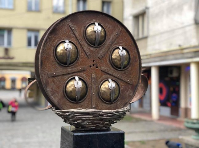 В Мукачеві встановили пам‘ятник режисеру фільму "Пролітаючи над гніздом зозулі"