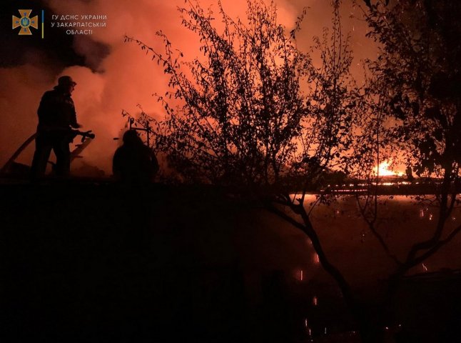 Вночі на Мукачівщині кілька годин гасили пожежу