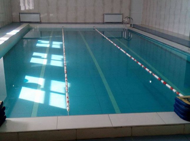 В Ужгороді відкрили новий басейн