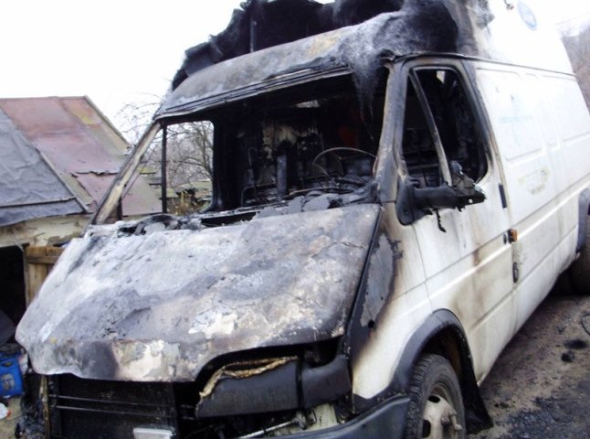 На Виноградівщині у непрацюючого чоловіка згорів автомобіль