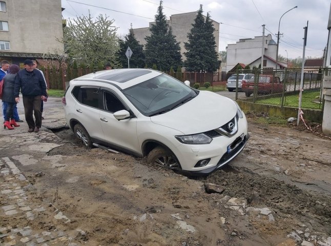 Жителів Чопа обурив стан однієї з вулиць після ремонту