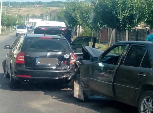 У Мукачеві зіткнулись чотири автомобілі: поліція назвала винуватця ДТП