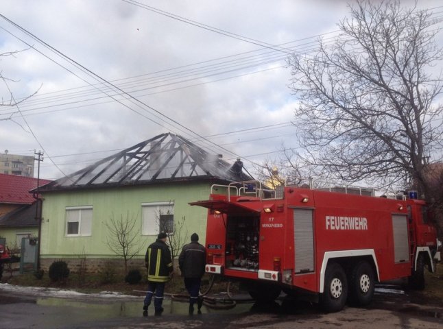 Мукачівські рятувальники розповіли про пожежу у мікрорайоні Росвигово