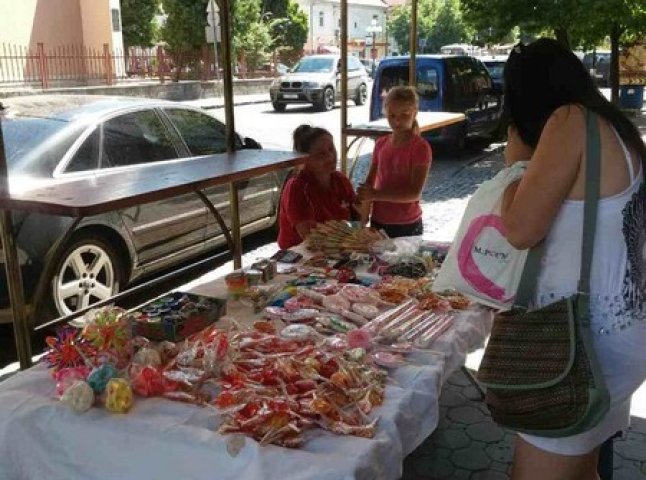 У Мукачеві оштрафували жінку, яка продавала цукерки