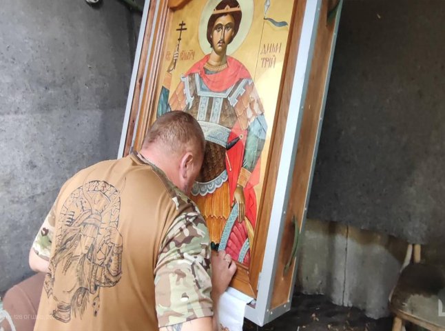 Воїни 128 бригади помолились біля ікони, яку спеціально доставили на схід