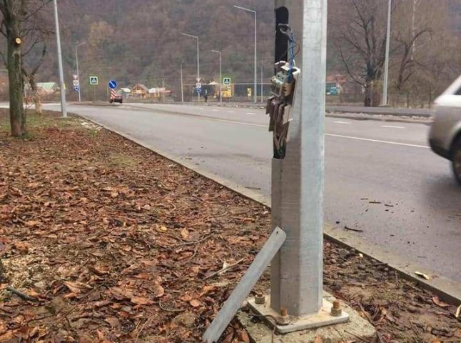 Вандали пошкодили ліхтар на новій розв’язці Мукачева