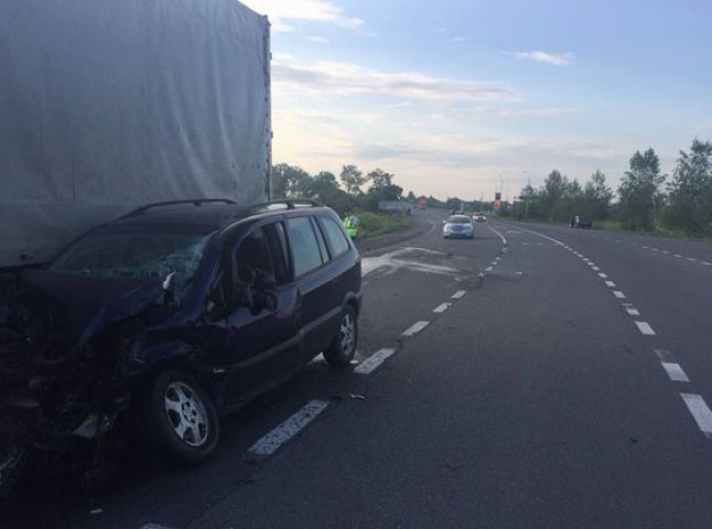 На трасі між Ужгородом та Мукачевом ДТП: легковик зіткнувся із вантажівкою