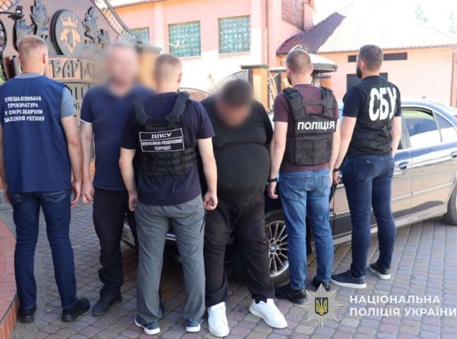 Човнова мандрівка зірвалася: в Ужгороді затримали дует «туроператорів»