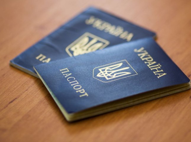 Такий паспорт відразу потрібно міняти: за що саме штрафують українців Такий паспорт відразу потрібно міняти: за що саме штрафують українців
