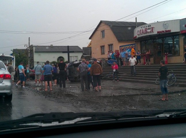 У Мукачеві по вулиці Ужгородській трапилась ДТП, є постраждалі (ФОТО)