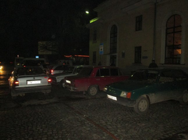 У мешканця Тячівщини біля мукачівського вокзалу викрали автомобіль (ФОТО)