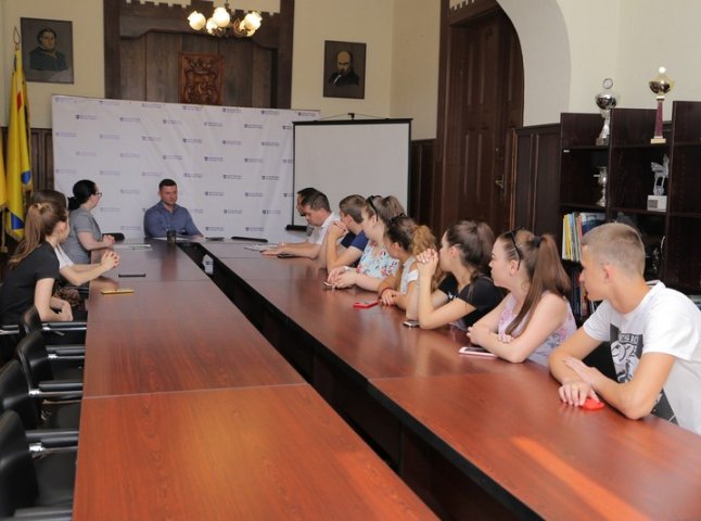 Школярі Мукачева стажуватимуться в міськраді протягом літа