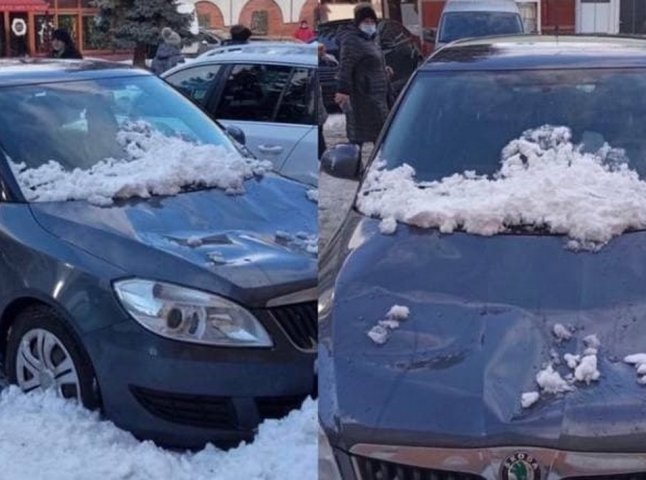 У Мукачеві на припарковану машину впала брила снігу