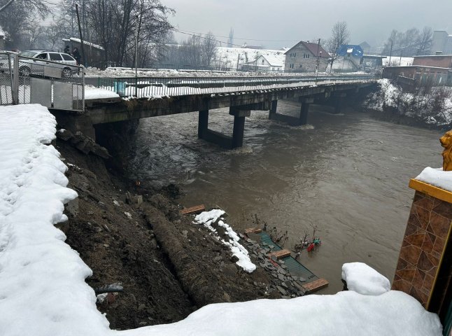 Через кілька днів можуть відновити рух легкових авто по мосту, який пошкодив паводок