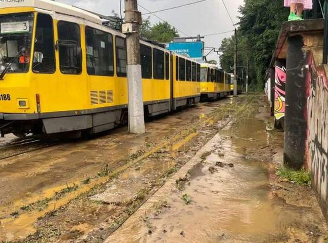 Затоплені вулиці, пошкоджені дахи: Львів накрила негода
