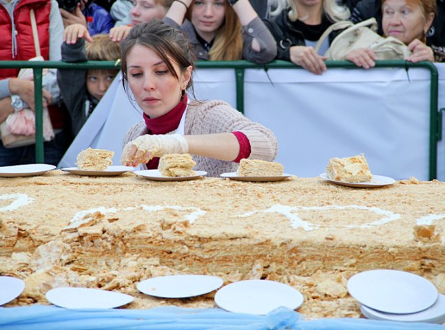 В Ужгороді на Дні міста їстимуть найбільший торт в історії обласного центру