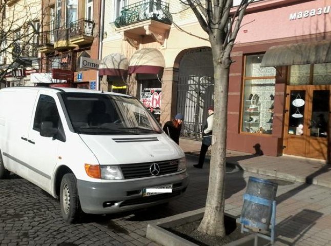 Муніципальна поліція Мукачева оштрафували трьох водіїв, які зупинились у пішохідній зоні