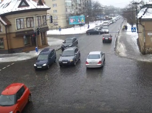 На вулиці Василя Стуса у Мукачеві водій автомобіля не помітив зустрічного легковика і потрапив у ДТП