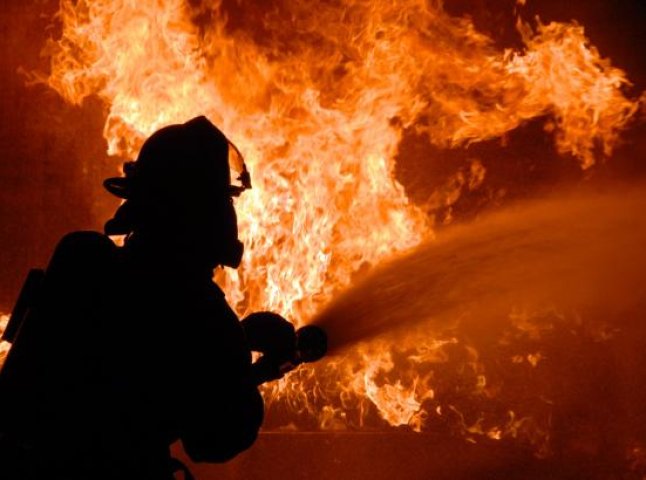 Пожежники врятували від знищення будинок, на який вогонь перекинувся із палаючої надвірної споруди